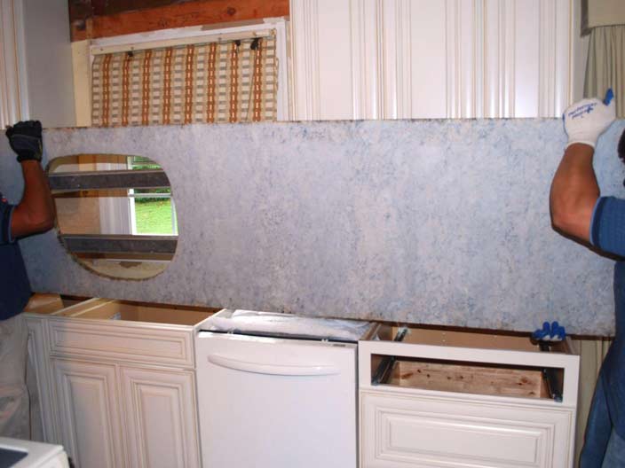 Tiến hành lắp miếng đá Granit lên mặt tủ bếp