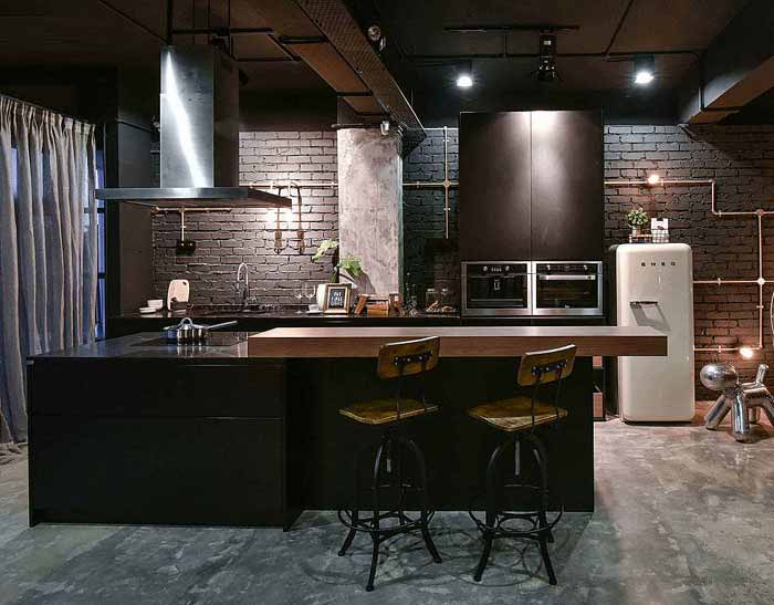 Trang trí tủ bếp màu đen với hệ thống ống dây điện