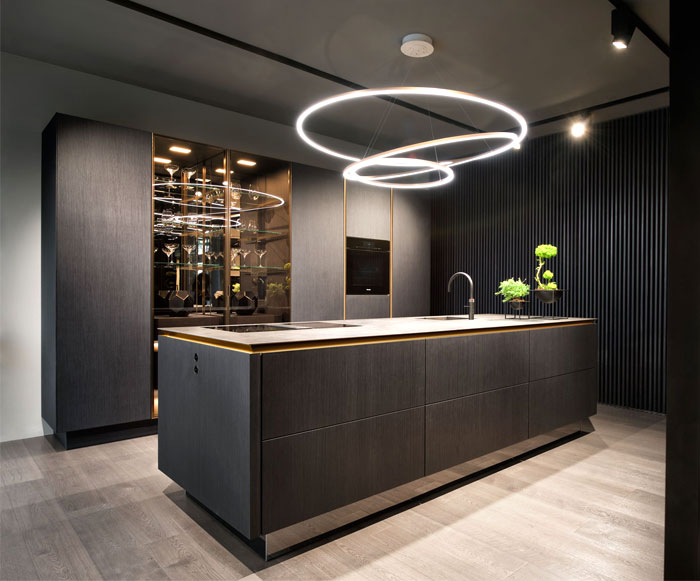 Tủ bếp màu tối cho không gian nhà bếp hiện đại 16