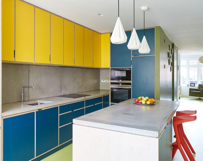 Tủ bếp phối các màu khác nhau với màu xanh 2