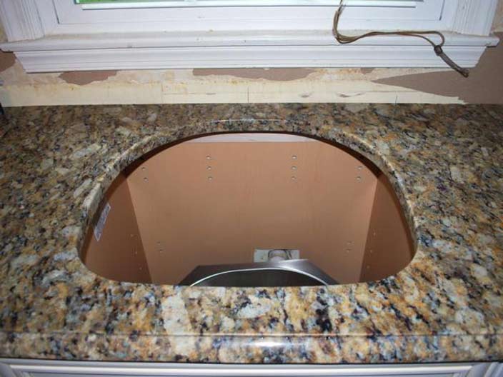 lắp miếng đá Granit lên mặt tủ bếp