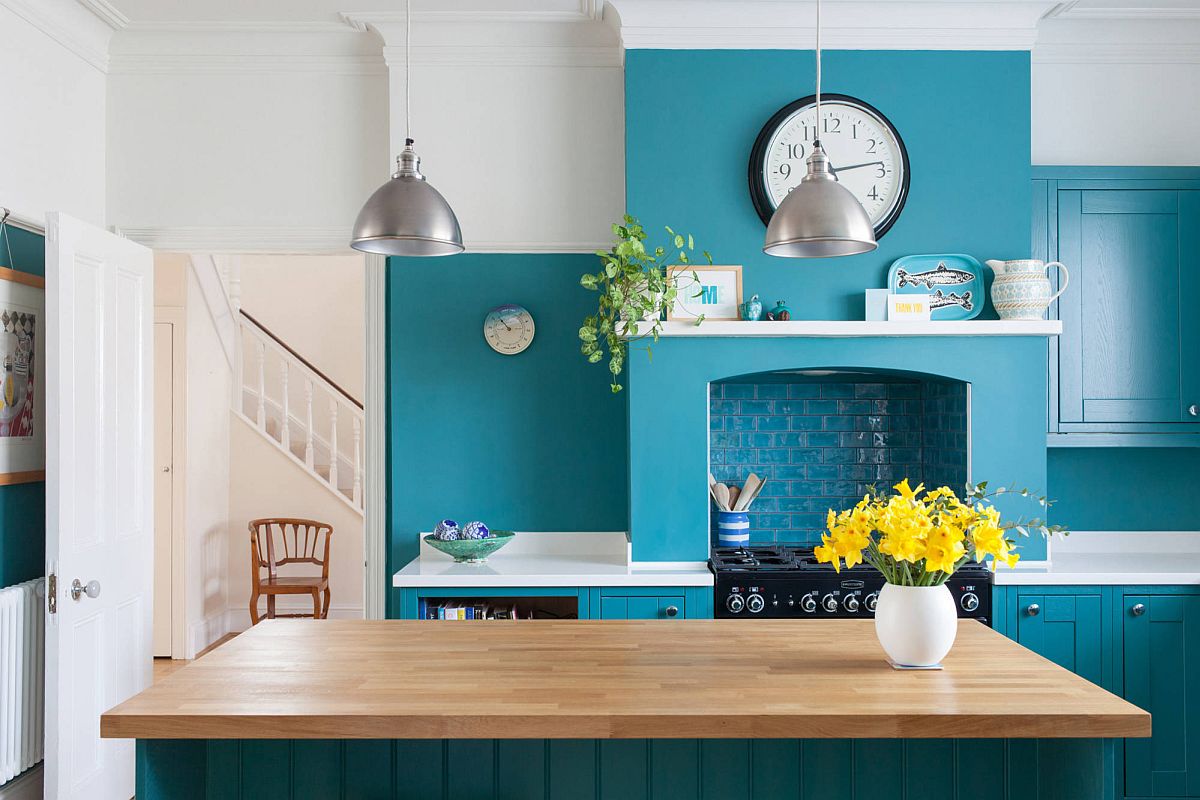 nhà bếp tủ màu xanh kết hợp tường màu xanh 1