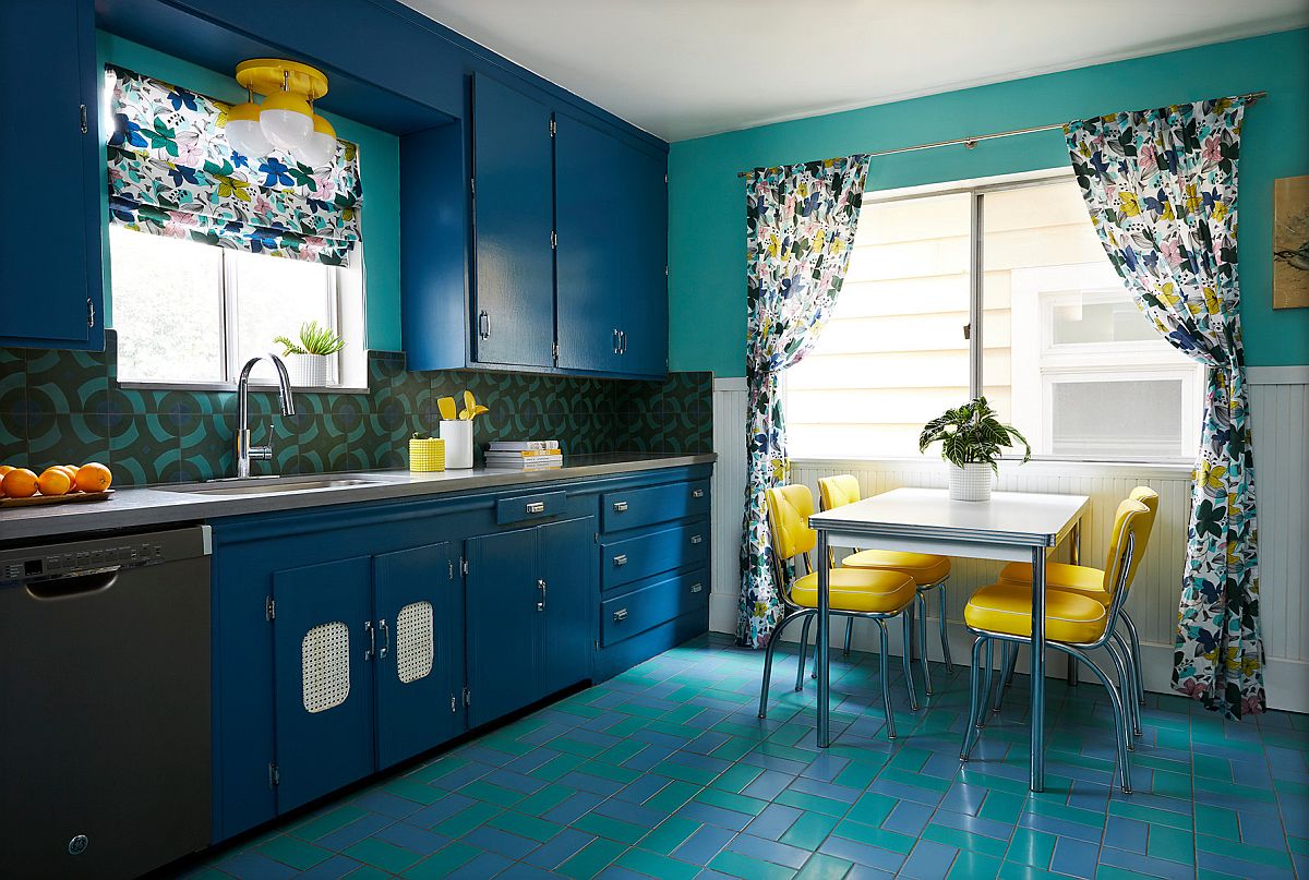 nhà bếp tủ màu xanh kết hợp tường màu xanh